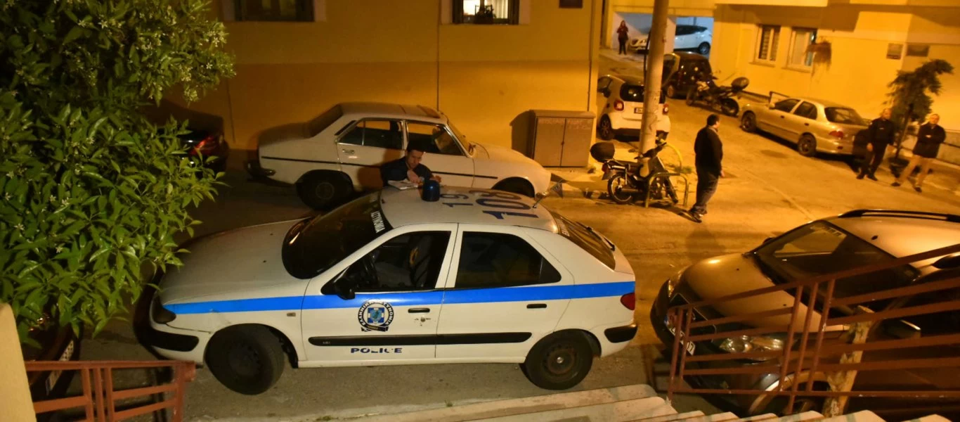 «Χαμός» στο Κουκάκι: Γείτονες τσακώνονται για τις φωτογραφίες με τον ιερέα - «Ρουφ@@νε θα πεινάσεις»